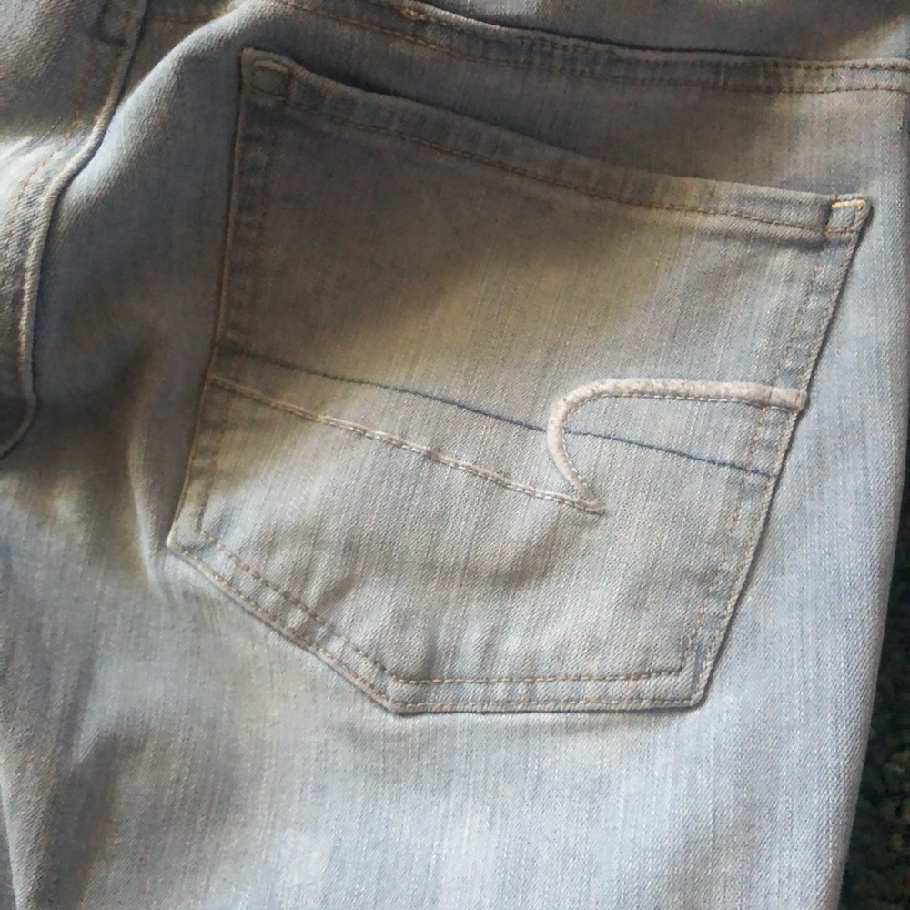3 FOR 25 LIGHT WASH AMERICAN EAGLE JEANS